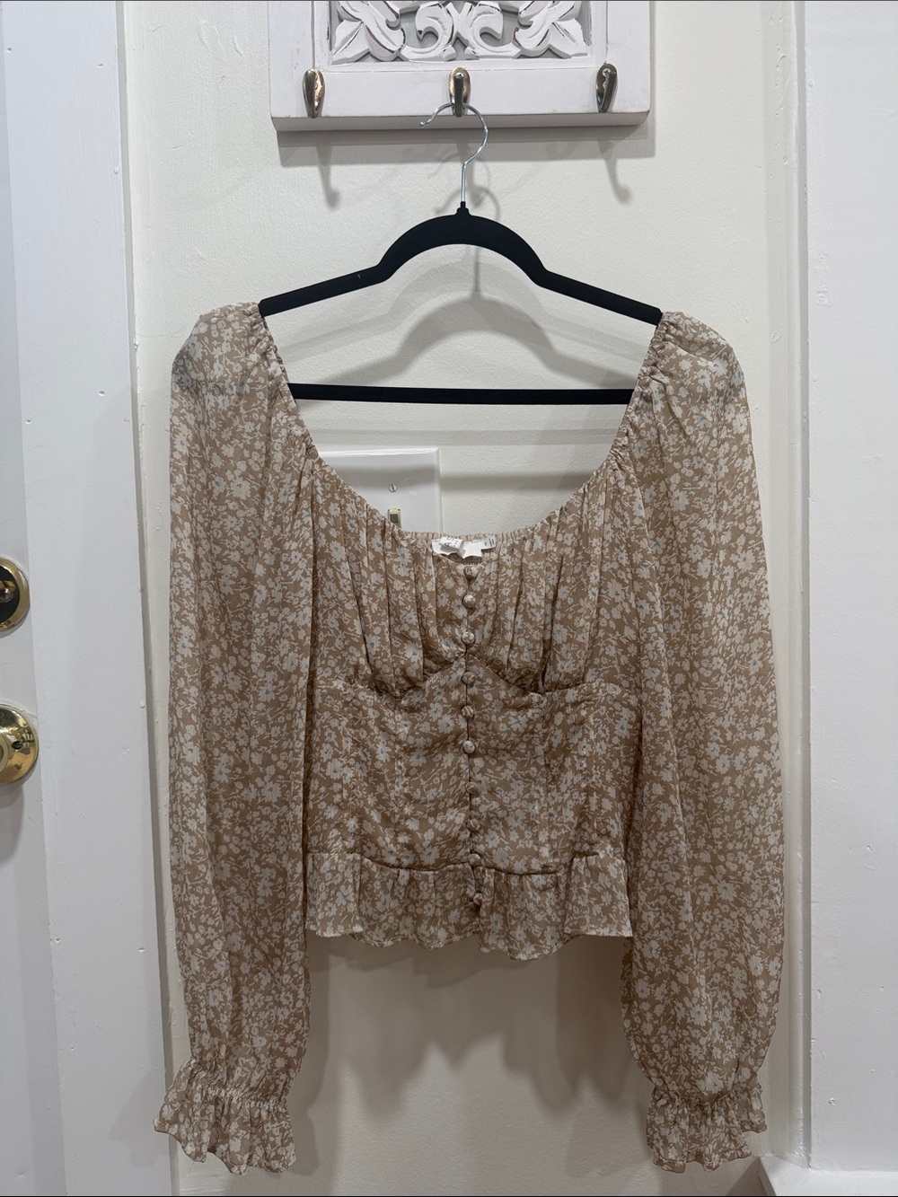 Astr Beige Floral Button-Front Puff Sleeve Blouse